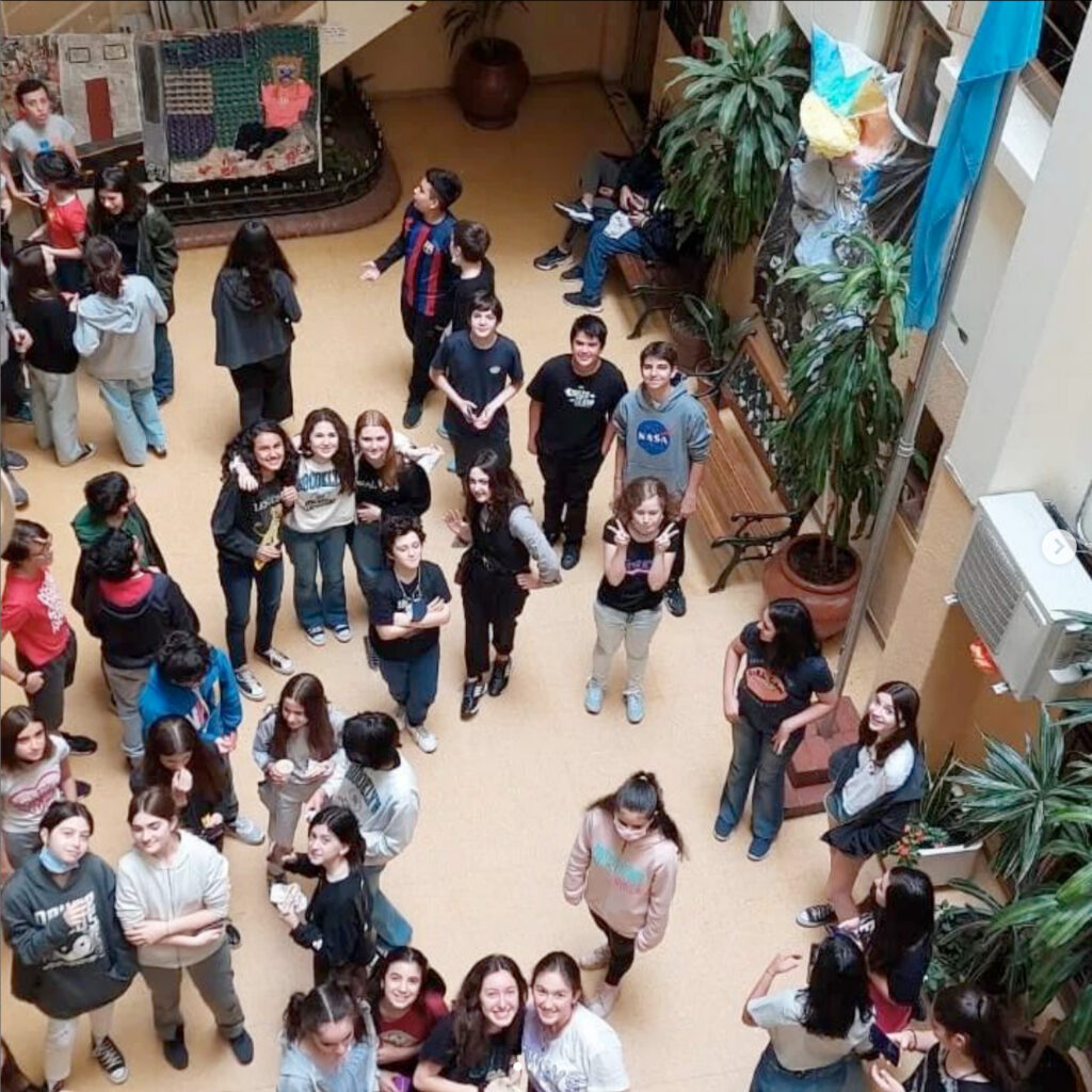 Fotografía del patio interno del ILSE tomada desde el balcón del primer piso. Fue tomada durante una jornada estudiantil. Se puede ver a los alumnos vestidos de forma casual, dejando de lado sus característicos uniformes por la jornada.