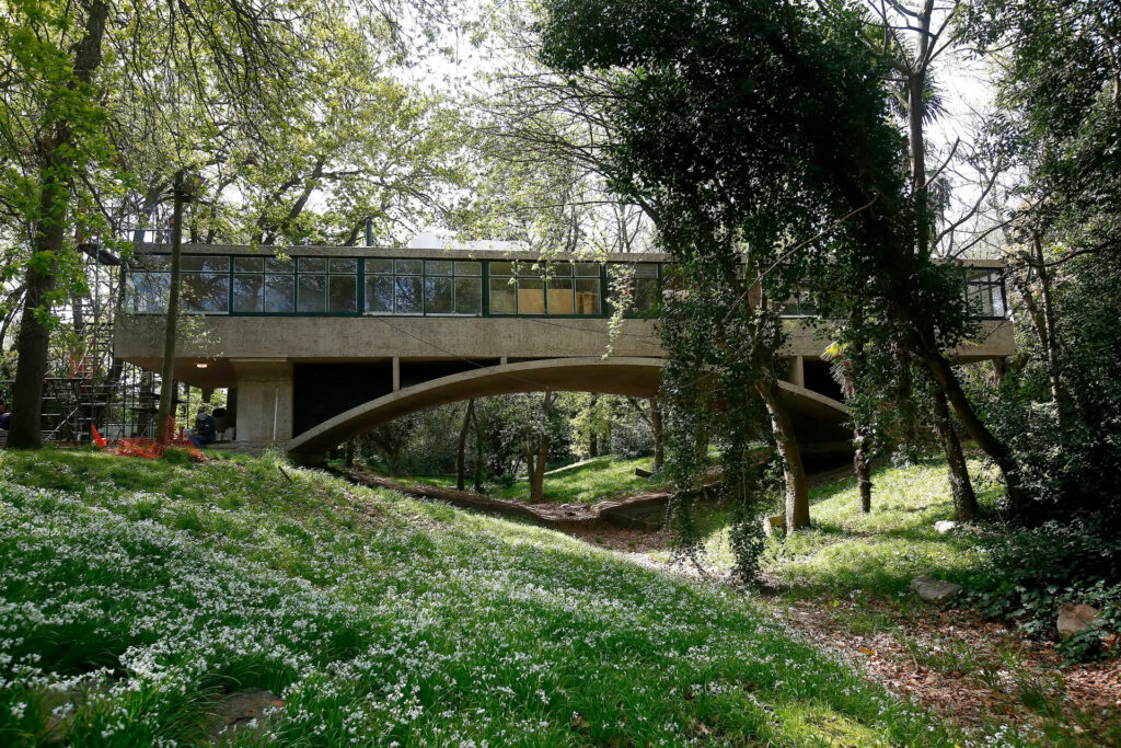 Fotografía contemporánea de la "Casa del Puente".