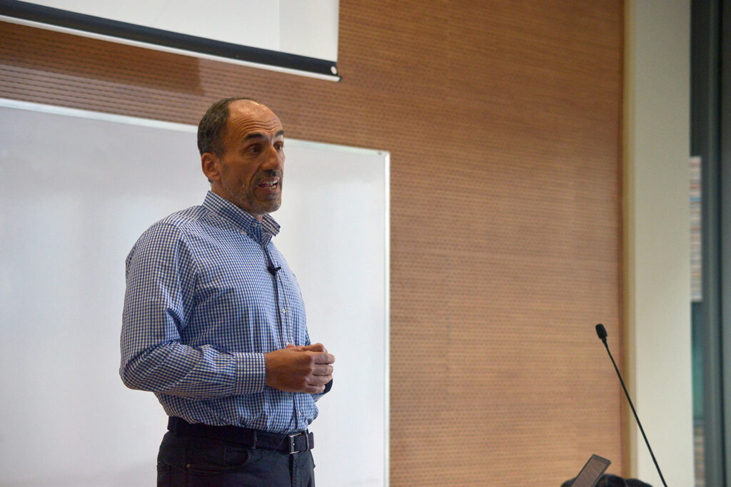 Fotografía de Sebastián Ceria durante una conferencia.