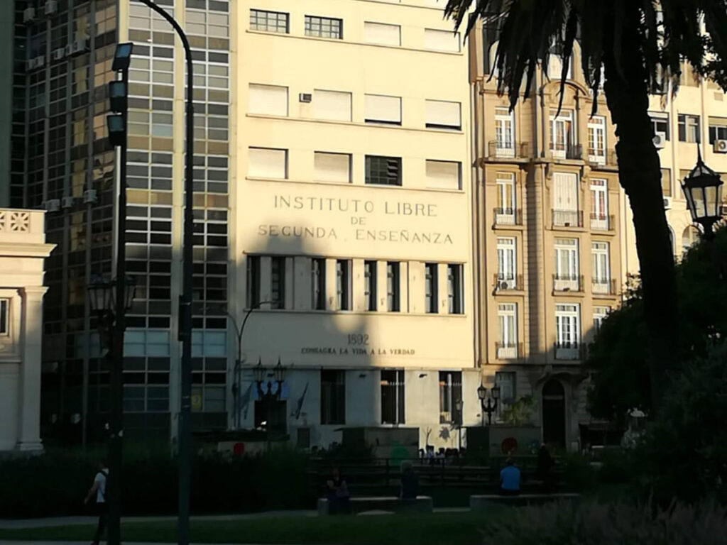 Una fotografía de la fachada del ILSE tomada desde la Plaza Lavalle.