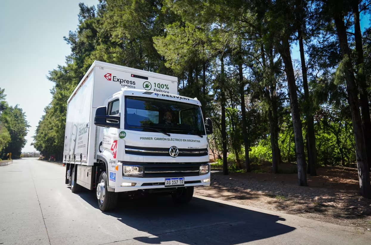 Logística sustentable: comenzó a circular el camión 100% eléctrico de la Argentina